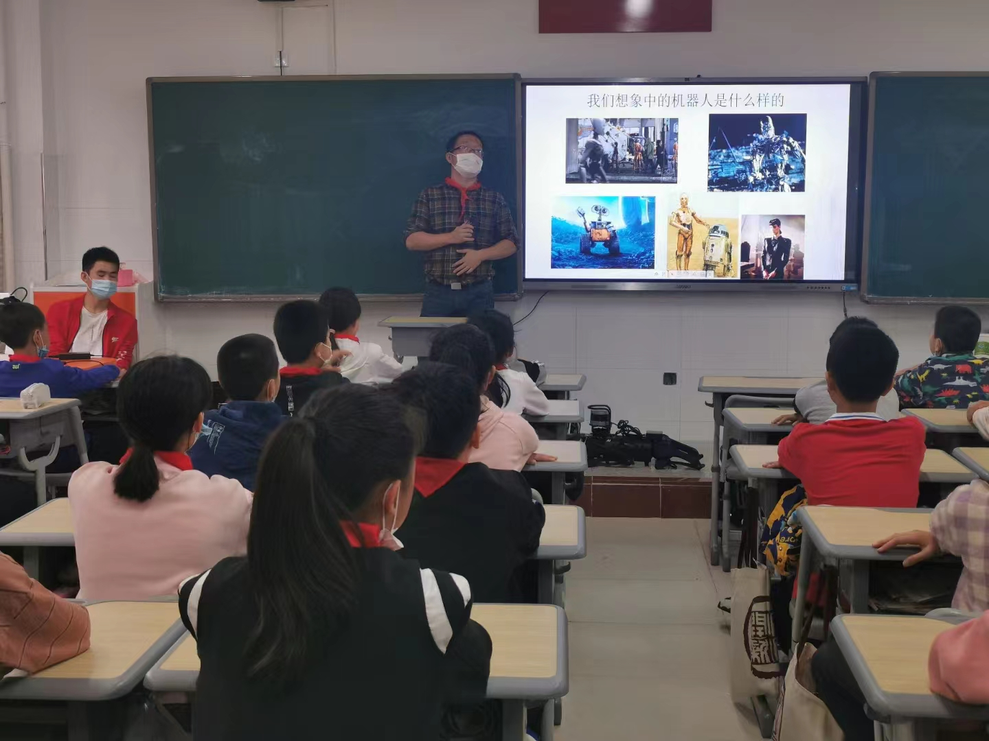 2左图:晁飞为小学生科普人工智能.png