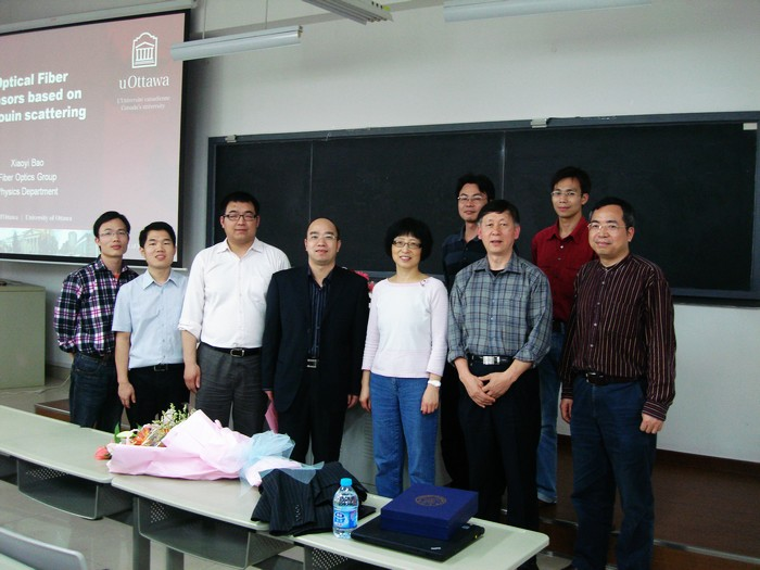 李茂青副院长为鲍教授颁南强讲座纪念牌