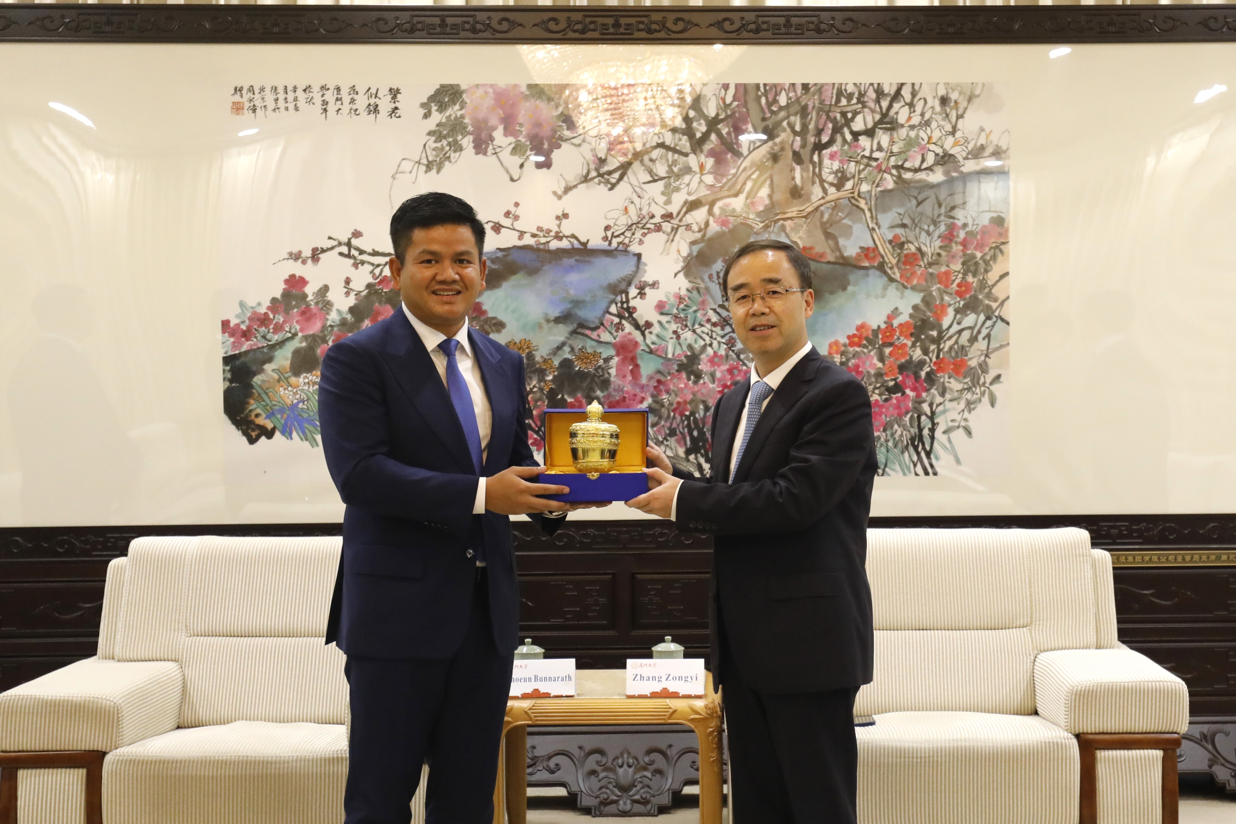国务秘书向我校赠送纪念品.JPG