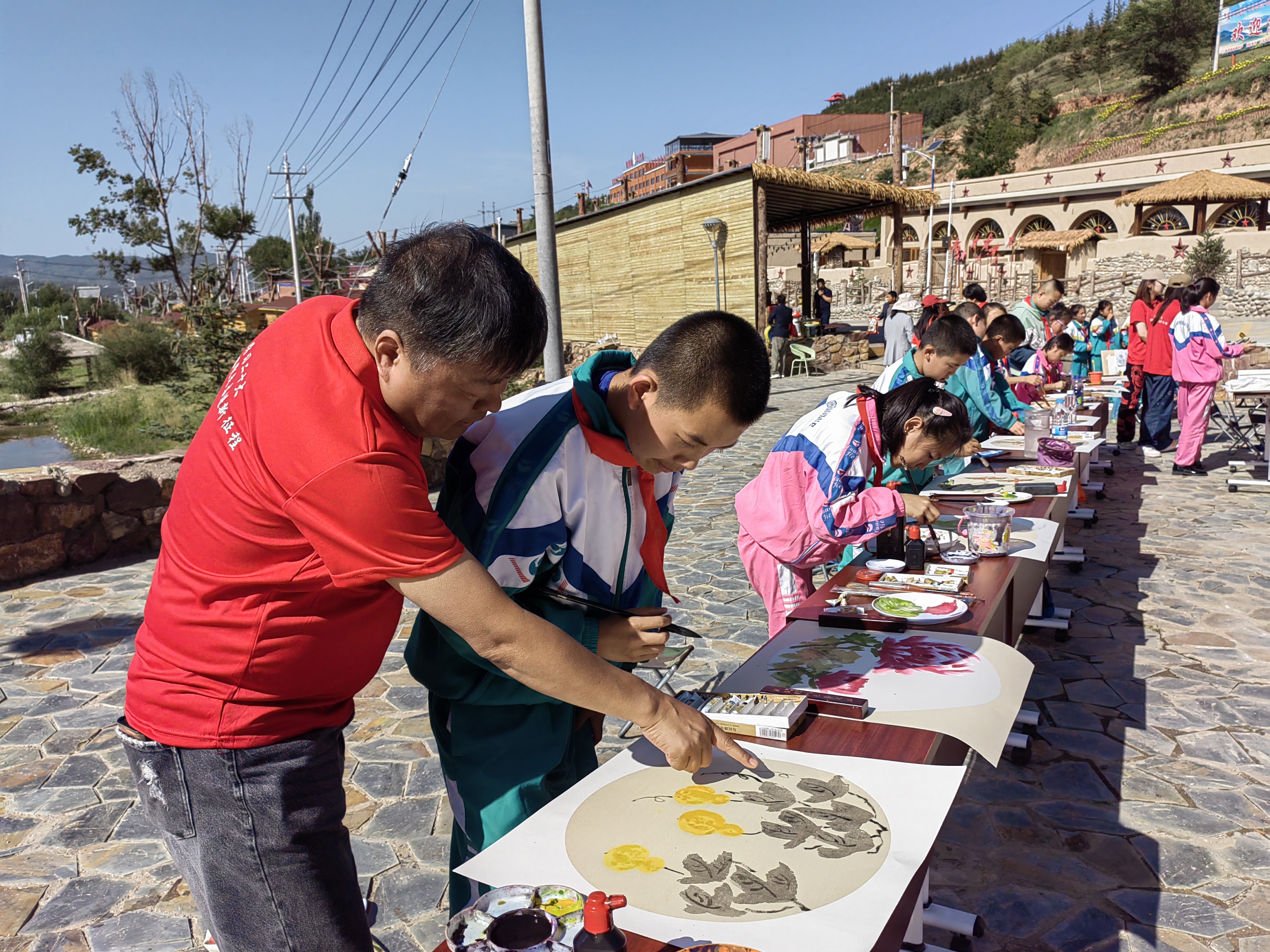 六盘山下的美育课堂5.jpg